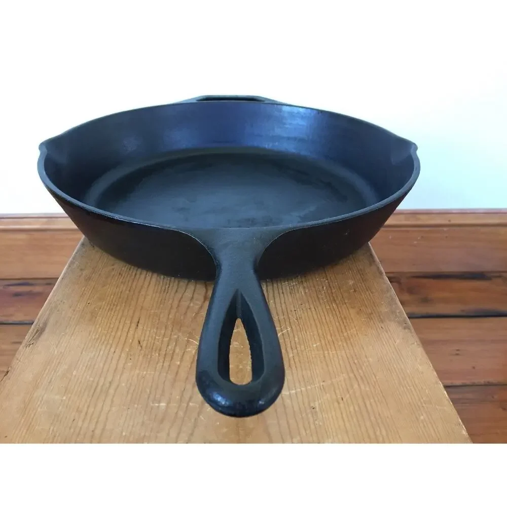 Vtg Lodge 10SK USA Cast Iron Round Corn Bread Skillet #10 Double Pour Spout 12